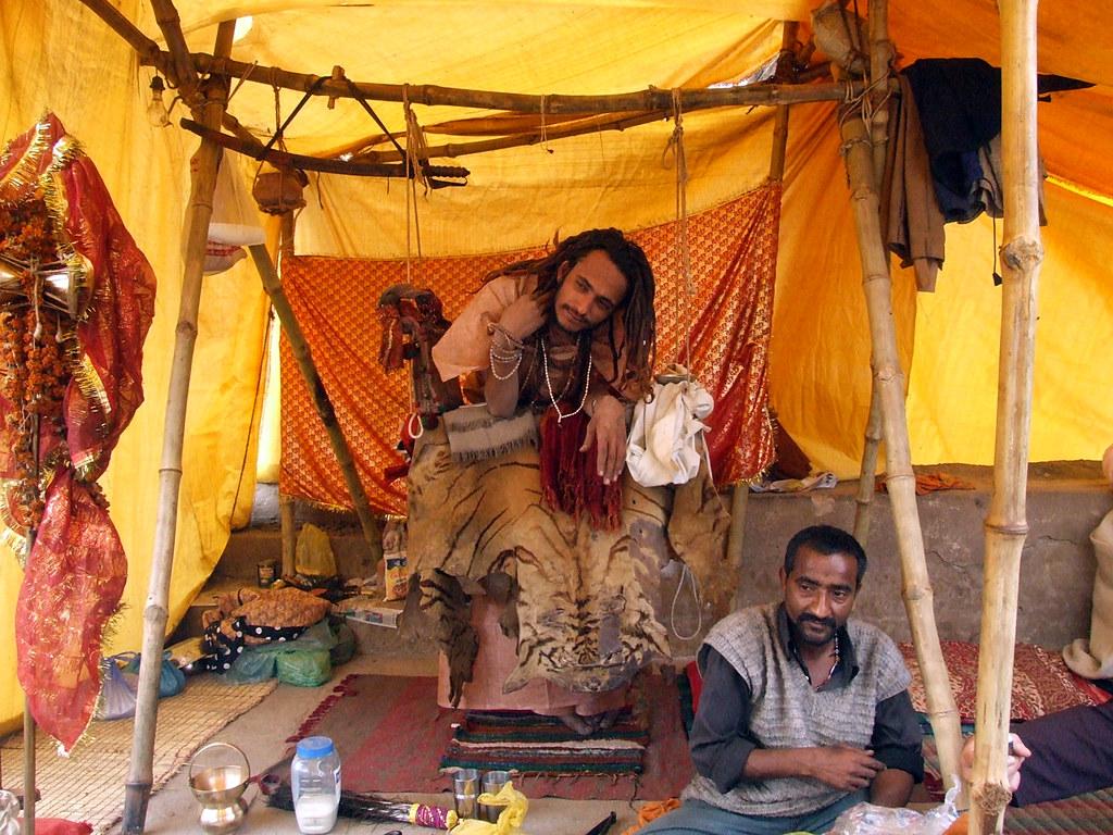 Kisah “Standing Baba” di India: 12 Tahun Tak Duduk, Tapi Bukan Berarti Tak Pernah Tidur